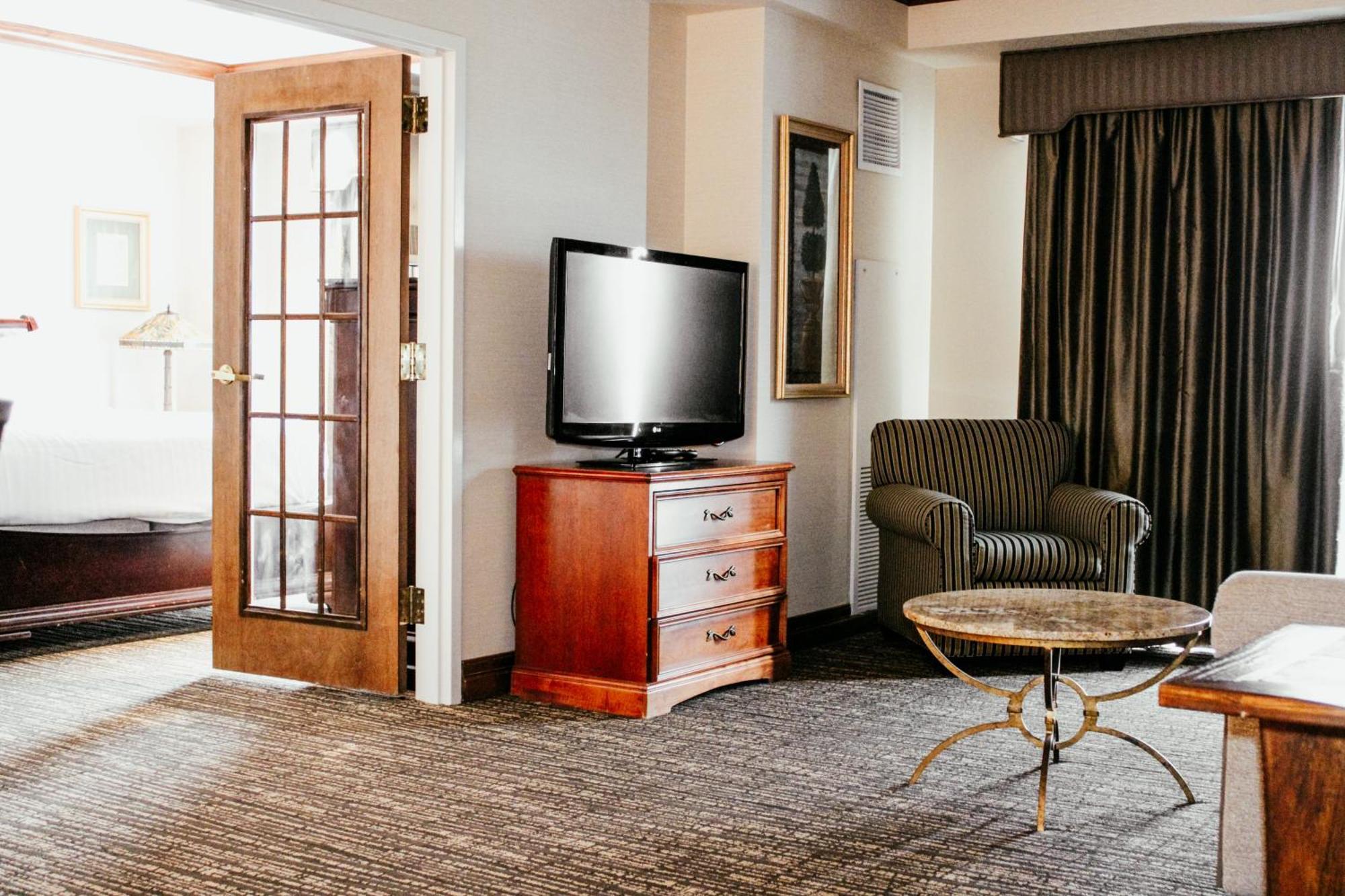 Hotel Topeka At City Center מראה חיצוני תמונה